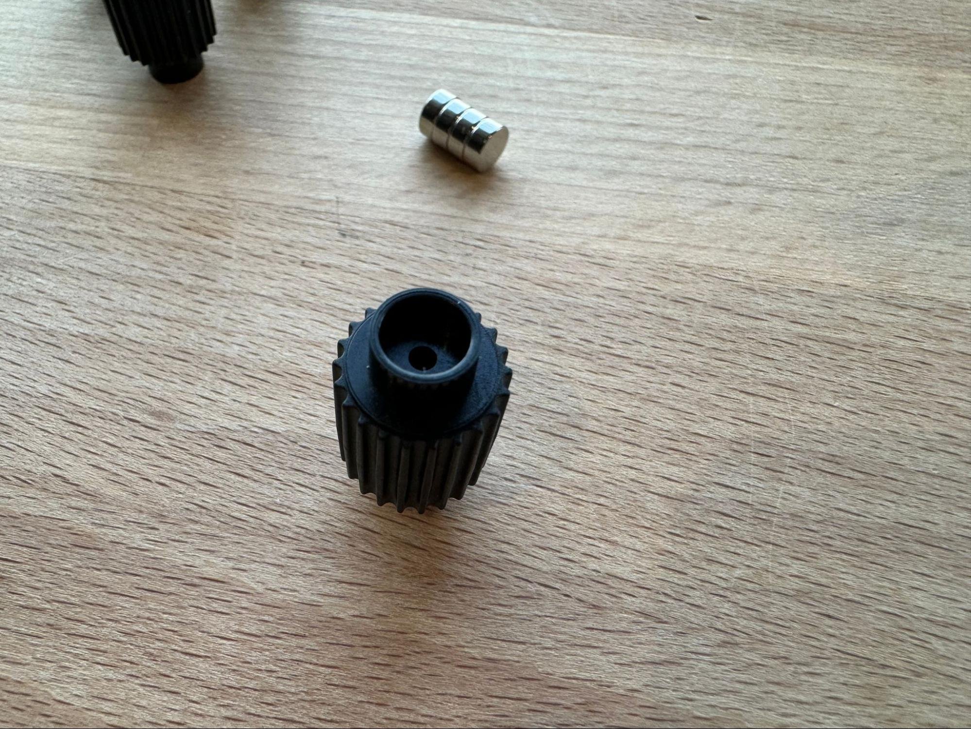 The roller end with the shallow recess